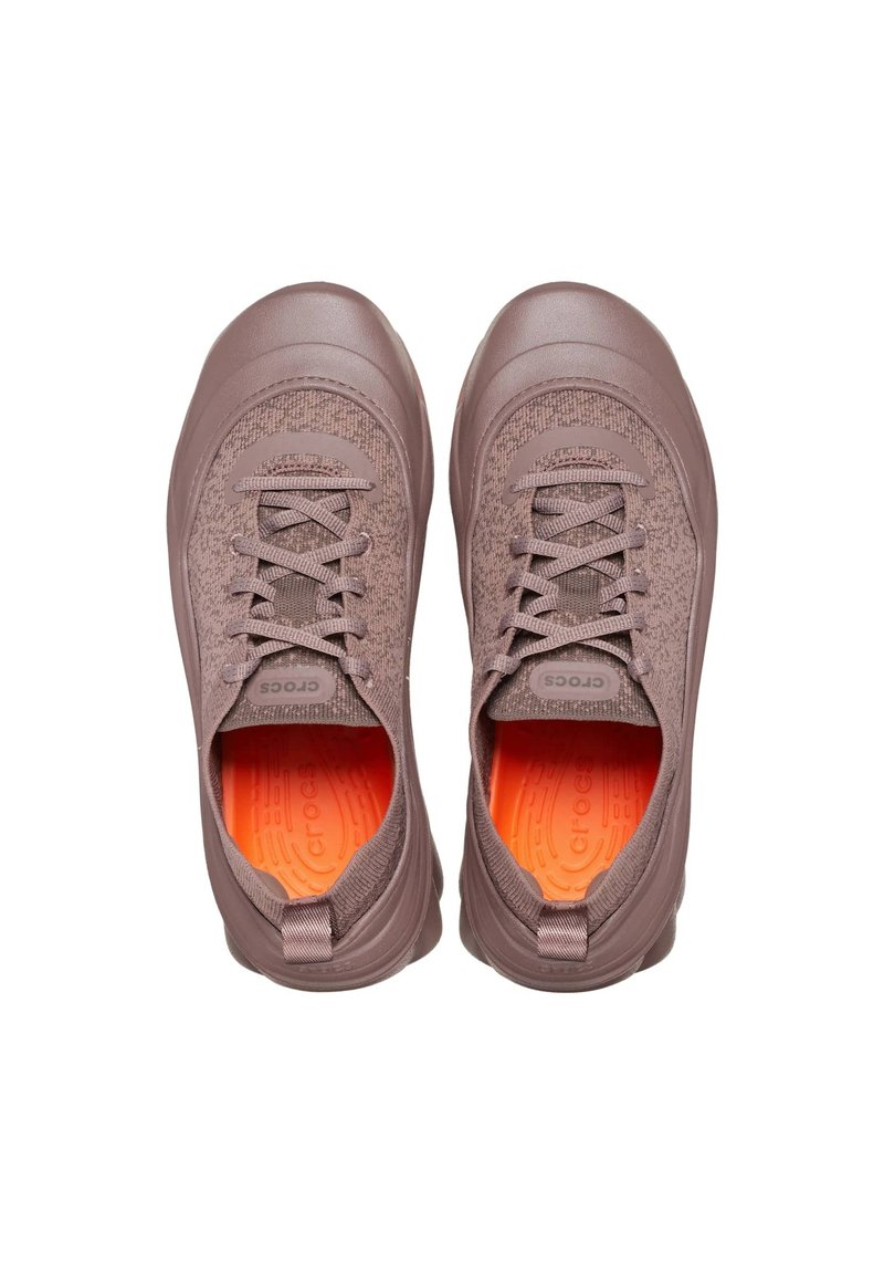 Schnürschuhe mit einem weichen, strukturierten mauvefarbenen Obermaterial und kontrastierenden orangefarbenen Innensohlen. Runde Zehenpartie und gepolsterter Kragen für zusätzlichen Komfort.