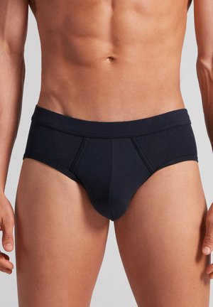 Dunkelblauer Brief aus glattem Stoff, mit strukturiertem Design, kontrastierenden Nähten und einem breiten Bund für zusätzlichen Halt.