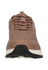 Chaussures de sport marron avec une tige en maille texturée, bout rond et languette rembourrée ; disposent d'une semelle intermédiaire blanche et d'une semelle extérieure en caoutchouc noire.