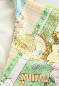 Selyem sál színes, játékos mintával, kagylókkal, csillagokkal és geometriai mintákkal, pasztell zöld, sárga és kék árnyalatokban.