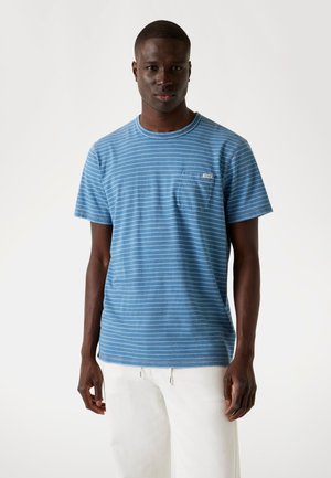 T-shirt rayé bleu à manches courtes, col rond et poche sur la poitrine gauche. Fabriqué en tissu doux avec des rayures blanches horizontales.