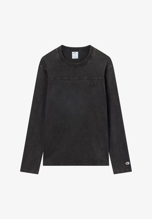 T-shirt Champion noir à manches longues avec col rond, logos discrets sur la poitrine et les manches, et détails cousus sur le haut de la poitrine.