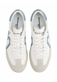 Baskets en cuir blanc avec des accents bleu clair, présentant des côtés texturés, un capuchon de toe cousu et un design classique à lacets.