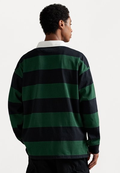 Donkergroene en zwarte gestreepte poloshirt met lange mouwen van katoen, voorzien van een witte kraag en zijsplitten voor meer bewegingsvrijheid.