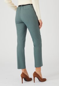 Tegenkleurige op maat gemaakte broek met een gladde textuur, slim fit en cropped lengte, gecombineerd met bruin suède hoge hakken.