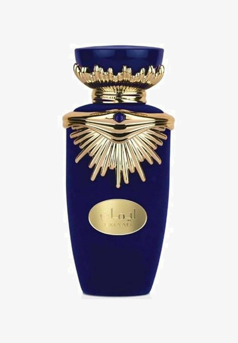 Blå glasparfymflaska med guldföremål, som har en dekorativ solstråledesign och en rund guldlabel. Locket har ett blommotiv.