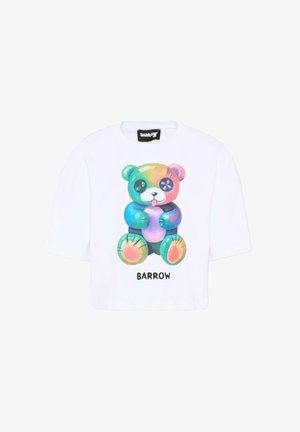 Chemise blanche à manches courtes présentant un ours en peluche coloré aux yeux en boutons et le texte "BARROW" en dessous du dessin de l'ours.