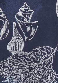 Marineblaue Stoff mit weißen, gestickten Designs von Muscheln und Korallen, die strukturelle Muster und filigrane Details jedes Elements hervorheben.