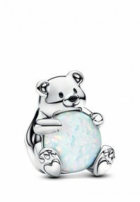 Figura di orso argentato che tiene in mano una sfera iridescente simile a un'opale. Presenta orecchie tonde, zampe dettagliate e una finitura liscia. Design minimalistico.