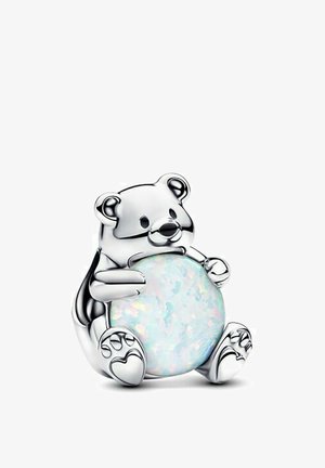 Silberne Bärenfigur, die eine schimmernde, opalähnliche Kugel hält. Mit runden Ohren, detaillierten Pfoten und einer glatten Oberfläche. Minimalistisches Design.