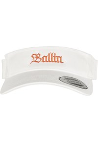 Căciulă albă cu vizor, realizată din țesătură, cu o curea reglabilă, având pe față text brodat portocaliu "Ballin". Design cu margine plată și rotundă.