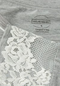 Intimissimi PRETTY FLOWER - Pyžamový top - grau j grey mélange powder white