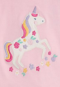 Broderad enhörning på en rosa bakgrund, med en regnbågshårman och färgglada blommor i nyanser av rosa, lila och gult runt om.