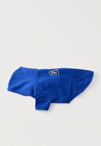 Niebieska bluza dla zwierząt z miękkiego materiału, z kapturem i krótkimi rękawami. Na boku znajduje się czarno-biały nadruk.