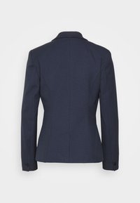 Blazer bleu marine à la coupe structurée, simple boutonnage, col à revers cranté, manches longues et boutons en détails. Tissu à texture.