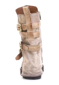 Brązowe zamszowe wysokie botki do kolan z czterema regulowanymi paskami i złotymi klamrami. Miękka tekstura, zaokrąglony nosek i płaska podeszwa.