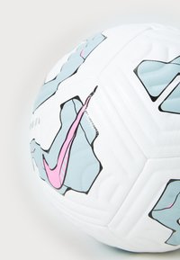 Pallone da calcio Nike con una superficie bianca caratterizzata da design astratti in azzurro chiaro e rosa. Pannelli esagonali con presa testurizzata e dettagli lucidi.