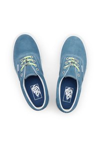 Zapatillas de ante azul con suelas blancas, con cordones de diseño en verde y negro. El interior lleva un logo de Vans azul en la plantilla.