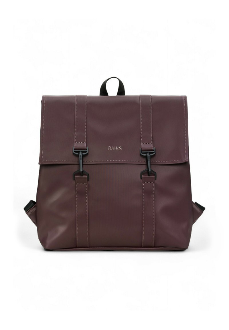 Zaino impermeabile bordeaux con chiusura a pattina, due cinturini frontali, accessori neri e una maniglia superiore. Presenta una texture liscia e opaca.