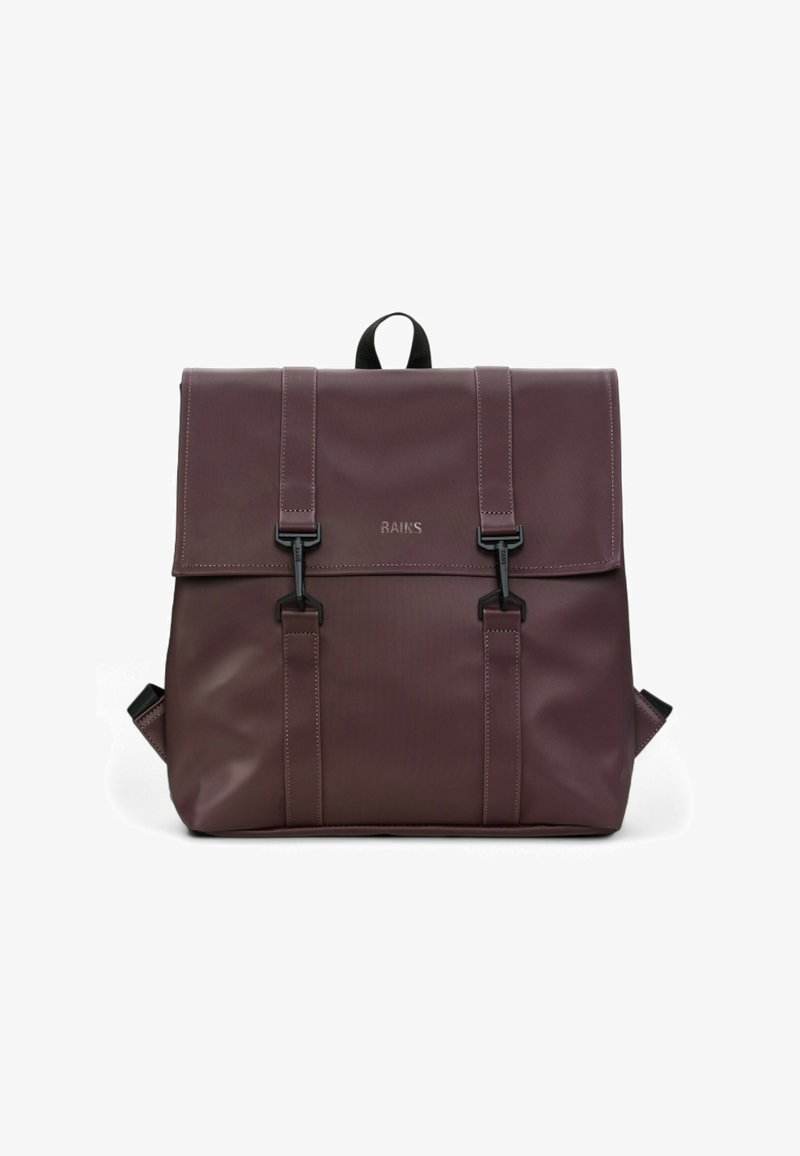 Zaino impermeabile bordeaux con chiusura a pattina, due cinturini frontali, accessori neri e una maniglia superiore. Presenta una texture liscia e opaca.