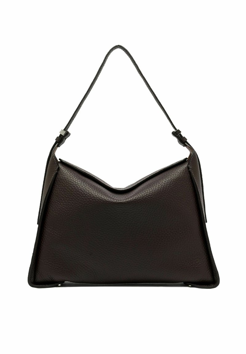Borsa a tracolla in pelle marrone con superficie strutturata, pattina superiore curva e una sola tracolla regolabile. Forma semplice e geometrica, senza abbellimenti.