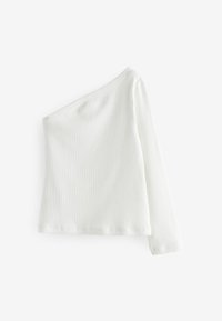 Vit, ribbad långärmad topp med en asymmetrisk halsringning. Den ena ärmen är hel, medan den andra är off-shoulder. Slät textur.