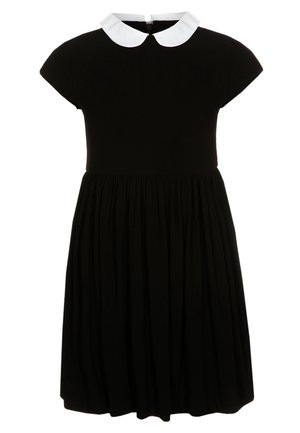 Czarna sukienka z krótkim rękawem, z białym kołnierzykiem typu Peter Pan i marszczonym dołem, zapinana z tyłu na zamek, o długości do kolan.