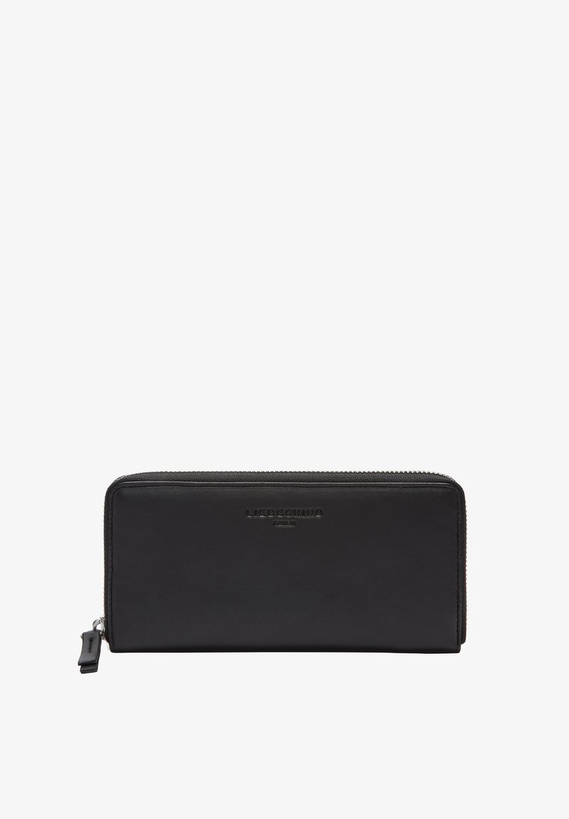 Czarny skórzany portfel z zamknięciem na zamek błyskawiczny, o prostokątnym kształcie i tłoczonym logo na przedniej stronie. Gładka faktura i minimalistyczny design.