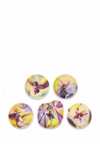 Set di cinque sottobicchieri rotondi con illustrazioni vivaci e lucide di personaggi in pose dinamiche e sfondi colorati in viola e giallo.