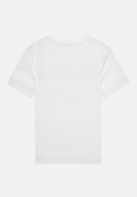 Tricou alb din bumbac, cu mâneci scurte, guler rotund și o textură simplă, netedă, fără detalii vizibile de marcă sau grafice.