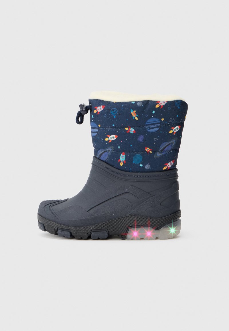 Bota de nieve en color marino con un tema espacial, que presenta cohetes y planetas. Suela de goma texturizada, forro de felpa suave y detalles que iluminan.