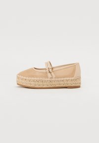 Espadrille-lignende sko med såle i naturlig jute, mesh-overdel og to justerbare stropper. Farge: lys beige. Flat design som passer til hverdagsbruk.