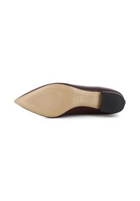 Scarpa flat in pelle marrone con punta affusolata vista dalla suola, dotata di una suola anteriore beige testurizzata e di un grip posteriore nero.