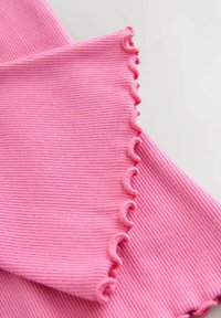 Material roz cu dungi, margini ondulate, care evidențiază moliciunea și textura. Designul prezintă un model consecvent și o culoare strălucitoare.