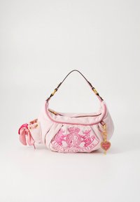 Różowa torba z zamszu z marszczonym wzorem, ozdobiona nadrukiem logo, złotymi elementami metalowymi oraz zawieszką w kształcie serca z detalem klucza.