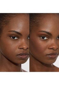 Deux portraits en gros plan d'une personne, montrant une peau lisse et foncée, des sourcils définis et des lèvres brillantes, avec des variations subtiles d'éclairage et de ton.