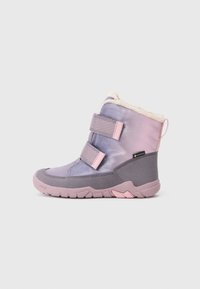 Kinderwinterstiefel in Pink und Lila mit doppelten Klettverschlüssen, Futter aus Fell, Gummisohle und Gore-Tex-Etikett für wasserdichten Schutz.