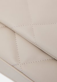 Gina Tricot Handväska - beige