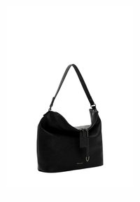 Sac d'épaule en cuir noir avec une seule sangle, fermeture éclair, et étiquette décorative noire avec des clous argentés et un accent métallique.