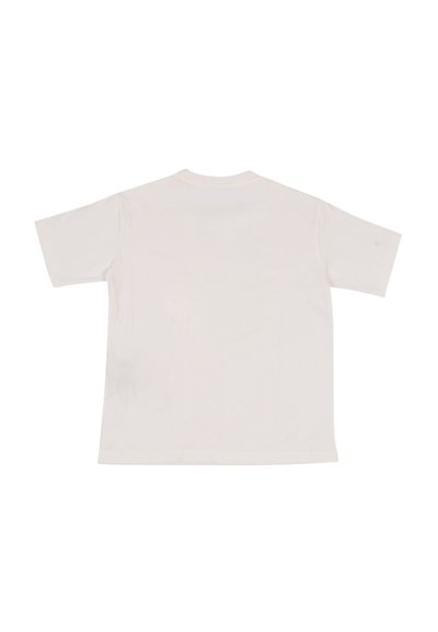 T-shirt bianco in cotone, maniche corte, scollo rotondo, design semplice senza motivi o dettagli, leggermente stropicciato.