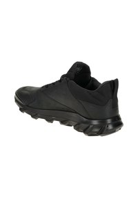 Mustat urheilukengät, joissa on sileä tekstiilipinta, teksturoimiset verkkoelementit ja kestävä kumipohja, jossa on kulmikas kuvio.