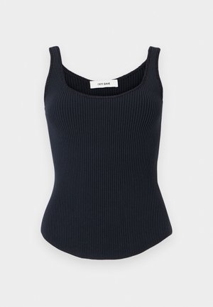 Μαύρο ριμπ πλεκτό τοπ χωρίς μανίκια με φαρδιές τιράντες και λαιμόκοψη σε σχήμα στρογγυλής λεκάνης, με ετικέτα "Ivy Oak" στο πίσω μέρος του εσωτερικού γιακά.