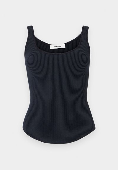 Μαύρο ριμπ πλεκτό τοπ χωρίς μανίκια με φαρδιές τιράντες και λαιμόκοψη σε σχήμα στρογγυλής λεκάνης, με ετικέτα "Ivy Oak" στο πίσω μέρος του εσωτερικού γιακά.