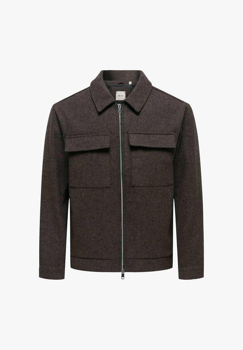 Veste marron zippée avec un col large, deux grandes poches avant à rabat et des manches longues, présentée sur fond blanc.