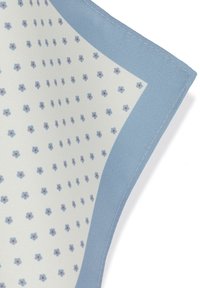 Bawełniana tkanina w jasnoniebieskim i białym kolorze, zdobiona wzorem małych czerwonych i niebieskich kwiatków na białym tle z niebieską bordiurą.