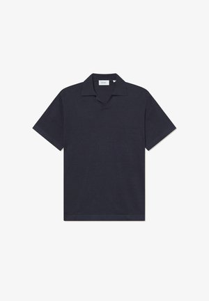 Marineblå polo shirt i blød tekstur, kortærmet og med klassisk krave. Har et diskret logo på brystet og en lige kant.