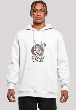 Hvid sweatshirt med et centralt Bugs Bunny grafik med en rød cirkelbaggrund og "Looney Tunes" tekst. Frontlomme i kanga-stil, hætte med snore.