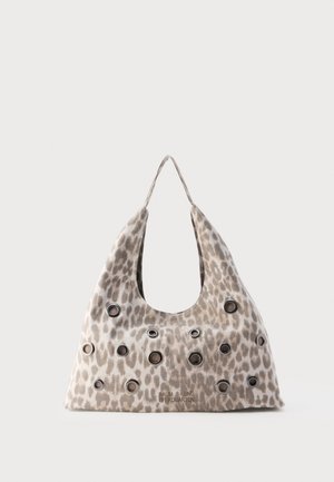 Geantă bej cu imprimeu leopard, cu capse metalice negre împrăștiate pe față și o singură mânere de sus, pe un fundal simplu.
