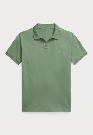 Žalias polo marškinėlis, pagamintas iš kvėpuojančios medžiagos, turi klasikinį apykaklę, trumpas rankoves ir mažą siuvinėtą logotipą ant krūtinės.