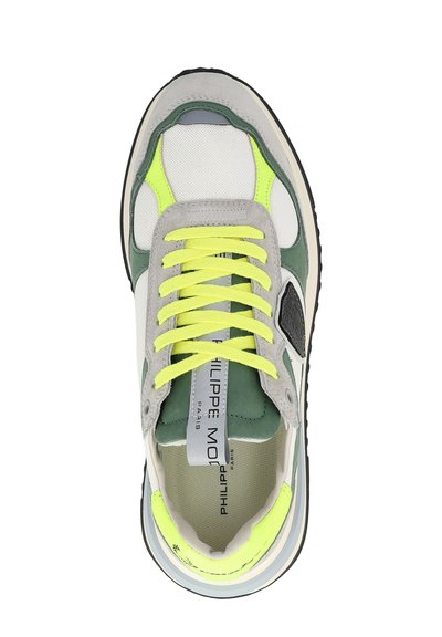 Baskets gris clair et vert avec des lacets jaune néon, en suède texturé et panneaux en maille, étiquette de marque bien visible, et semelle en caoutchouc avec des accents noirs.